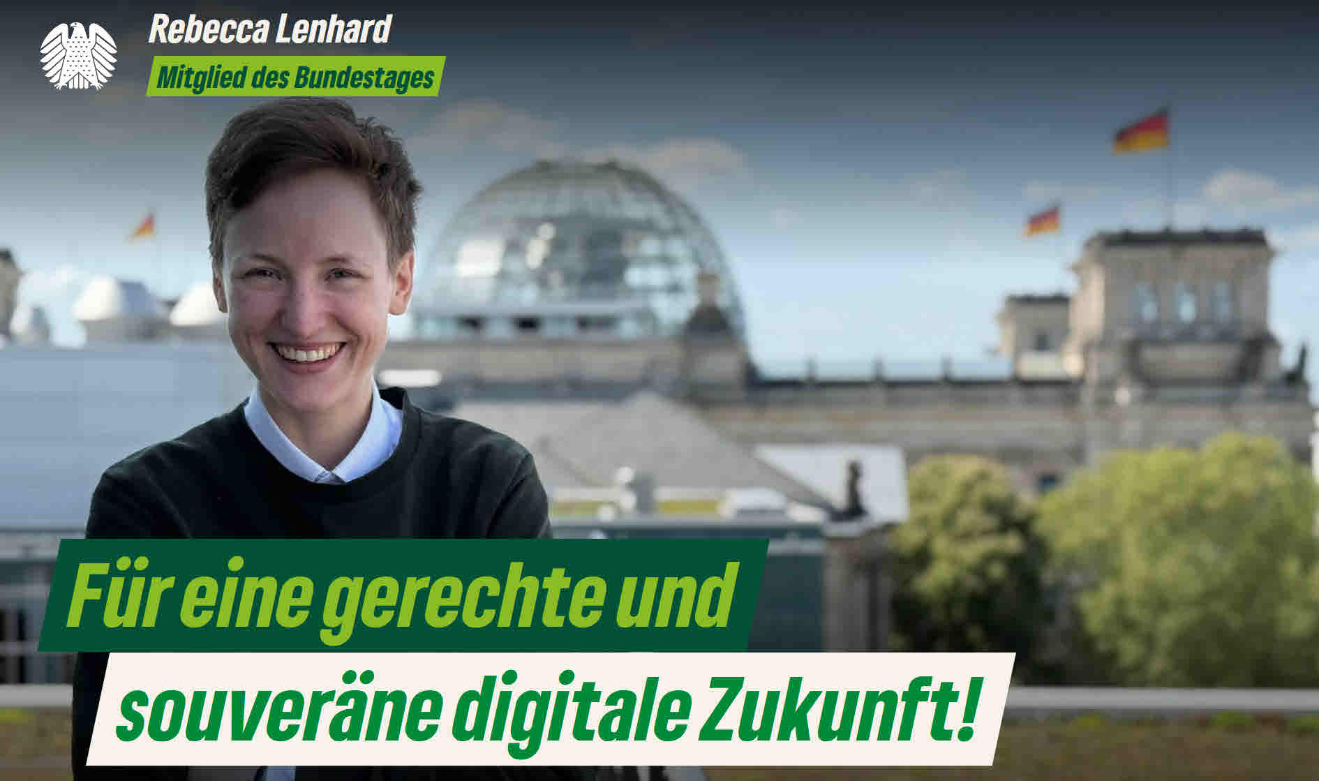 Rebecca Lenhard Mitglied des Bundestag Foto von Rebecca Lenhard. Sie steht lächelnd vor dem Reichstagsgebäude. Für eine gerechte und eine souveräne digitale Zukunft!